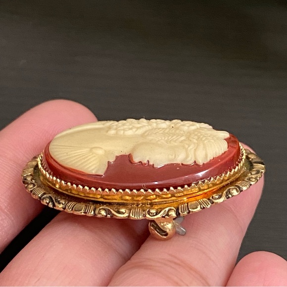 Vintage Unsigned Victorian Lady Cameo Brooch - Picture 10 of 10